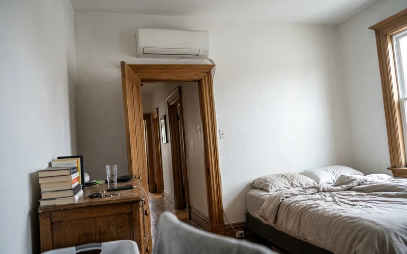 Mitsubishi MSZ-FH wall head in a Victorian bedroom with original trim